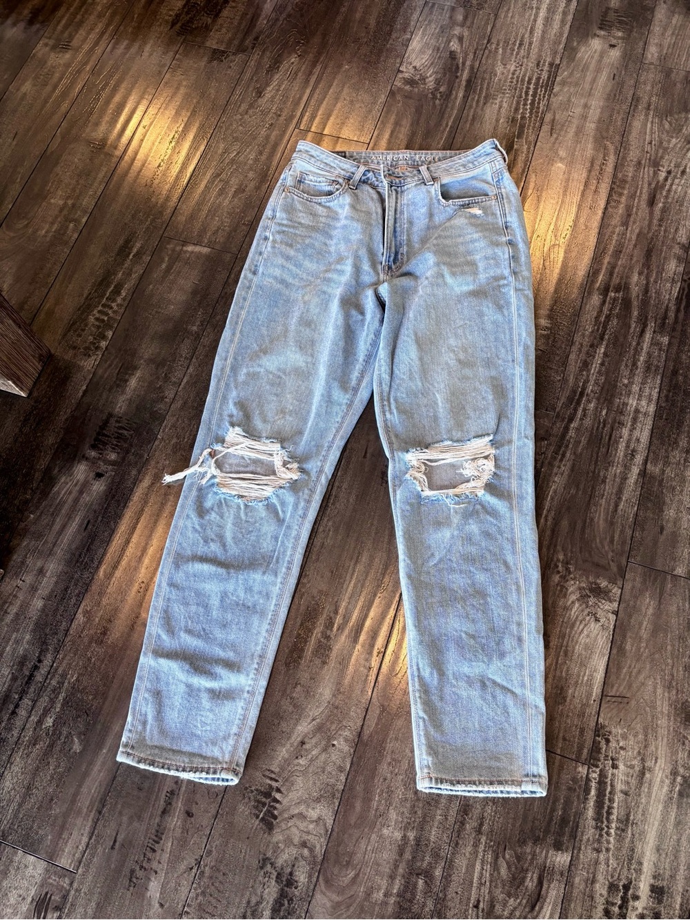 American Eagle High-Rise Women’s Mom Jeans. 8 Long.